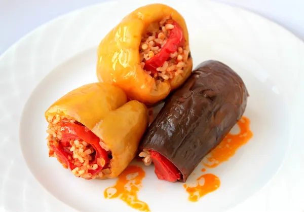 Plat turc "Dolma" poivre et aubergine farci — Photo