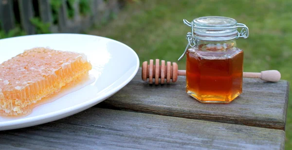 Honeycomb och honung i burk — Stockfoto