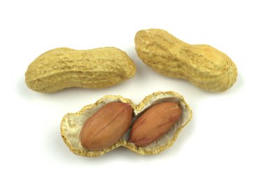 beyaz arkaplanda fıstıklar.