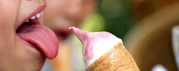 Niño lamiendo un delicioso helado —  Fotos de Stock