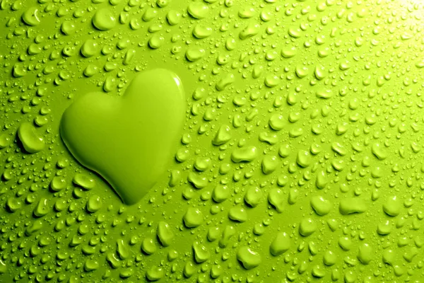 Gotas de agua y forma de corazón sobre fondo verde —  Fotos de Stock