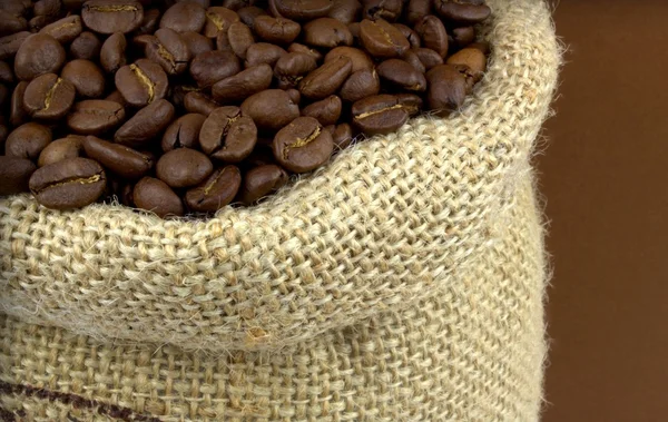 Geröstete Kaffeebohnen im Leinensack — Stockfoto