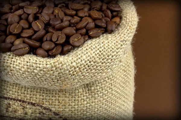 Koffie bonen in een vlas zak — Stok fotoğraf