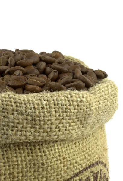 Granos de café tostados y saco de lino —  Fotos de Stock