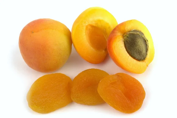 Färska och soltorkade aprikoser — Stockfoto