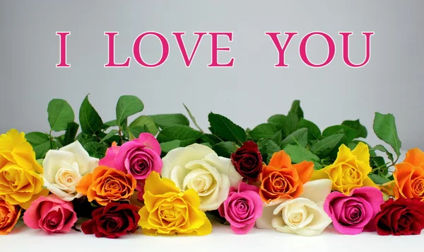 Rosas coloridas e texto "Amo-te" — Fotografia de Stock