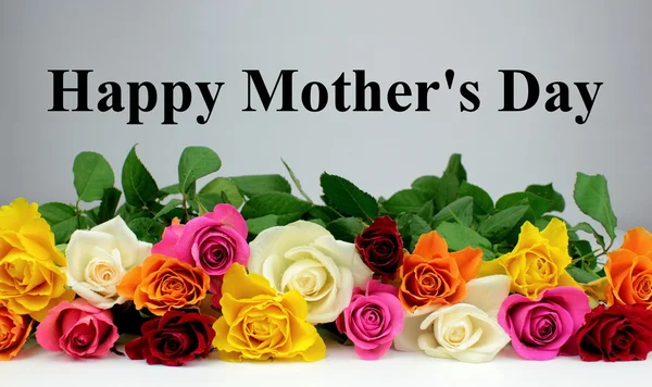 Bunte Rosen und "Happy Mother 's Day" -Text — Stockfoto