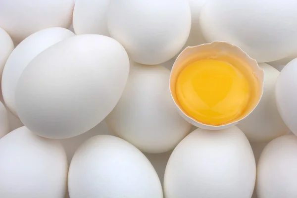 白鸡蛋和蛋黄 — 图库照片