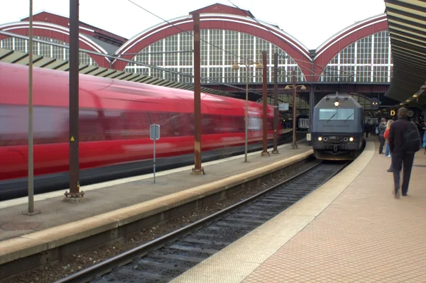 Estación ferroviaria, tren de alta velocidad y pasajeros — Foto de Stock