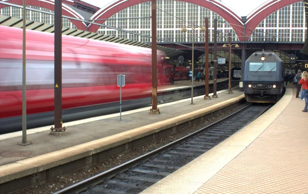 Dworzec kolejowy, pociągiem podmiejskim wysokiej prędkości i pasażerów — Zdjęcie stockowe
