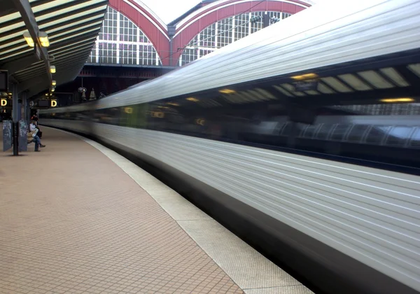 Stazione ferroviaria e treno pendolare ad alta velocità — Foto Stock