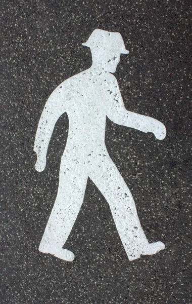 Segno pedonale su strada asfaltata — Foto Stock