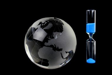 Küre ve mavi kum kum saati