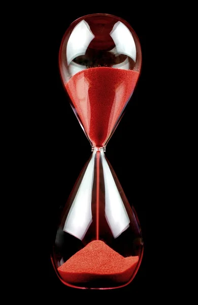 Reloj de arena rojo sobre fondo negro — Foto de Stock