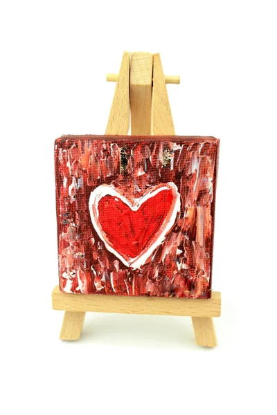 Картина в форме сердца на мольберте — стоковое фото