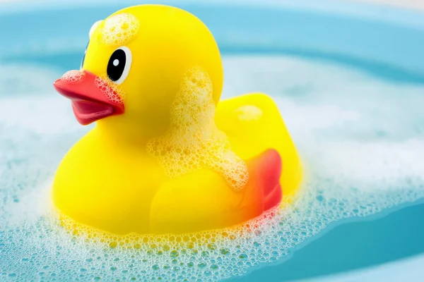 Время купания и резиновая утка в мыле — стоковое фото