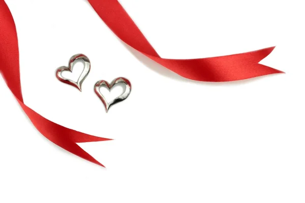 Красная лента и сердечный узор — стоковое фото