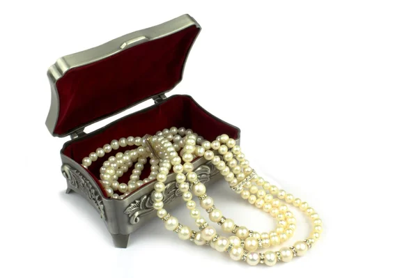 Red velvet jewelry box and pearl necklace, — Stock Photo, Image