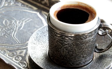 eski geleneksel kabartmalı metal bardak ve tepsi ile Türk kahvesi