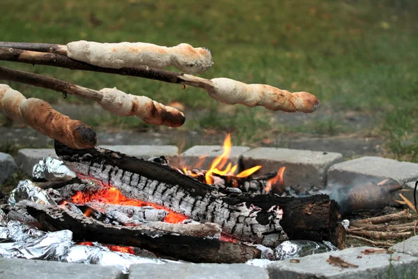 Campfire and bread baking — Stock Photo, Image