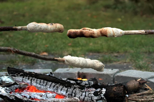 Kampvuur en brood bakken met stok — Zdjęcie stockowe