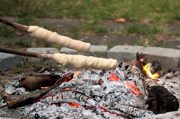 Campfire and bread baking with stick — Stock Photo, Image