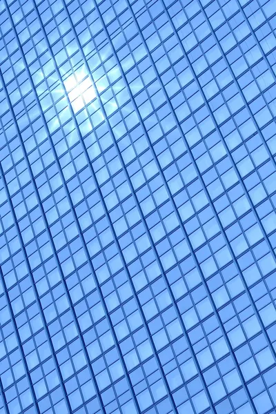 Fenêtres modernes avec reflet du soleil — Photo