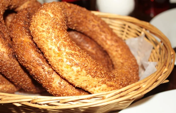 Traditionella turkiska bagels - simit — Stockfoto