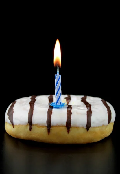 Donut met verjaardag kaars — Stockfoto