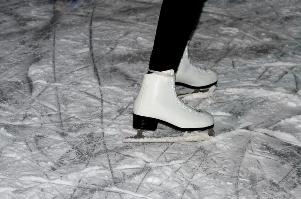 Mujer patinadora en el hielo — Foto de Stock