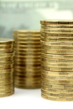 yığılmış sikke ve Doları banknot arka plan