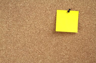 Sarı bir not kağıdına mantar pano