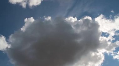 Güneş ve hızlı hareket bulutlar.