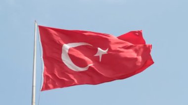 dalgalanan Türk bayrağı.