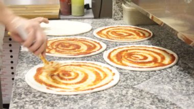 içinde bir pizzacı pizza yapma