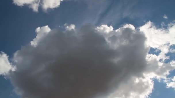 Sol e nuvens em movimento rápido . — Vídeo de Stock