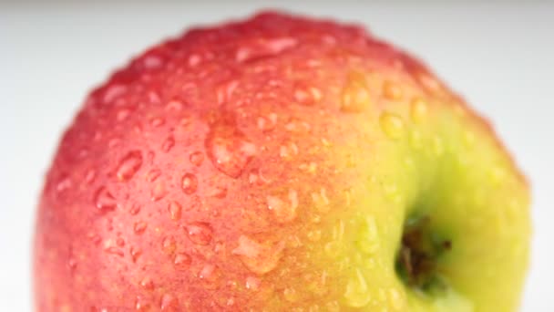 Свіже яблуко з краплями води — стокове відео