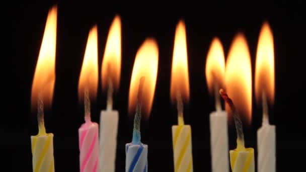 Velas de cumpleaños ardientes . — Vídeos de Stock