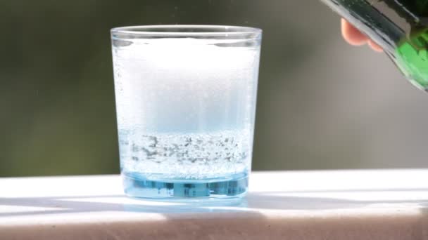 Eau minérale froide, pétillante et pétillante 