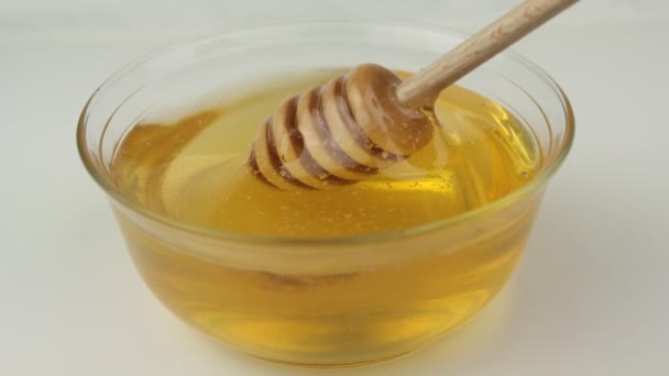 Med ve skleněné míse a dřevěné naběračky — Stock video