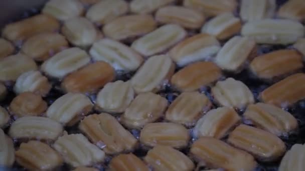 Tulumba τουρκική γλυκό τηγανισμένες σε λάδι. — Αρχείο Βίντεο