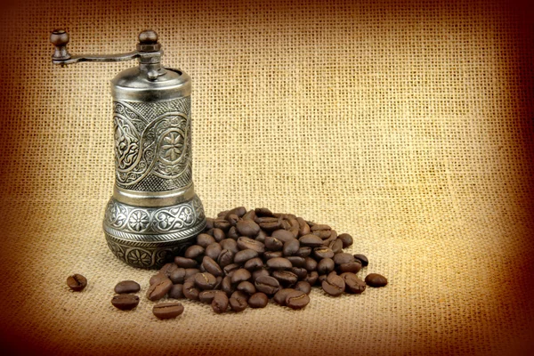 Koffiemolen en koffiebonen — Stockfoto