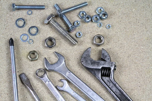Schraubenschlüssel, Affenschlüssel und verschiedene Schrauben und Muttern . — Stockfoto