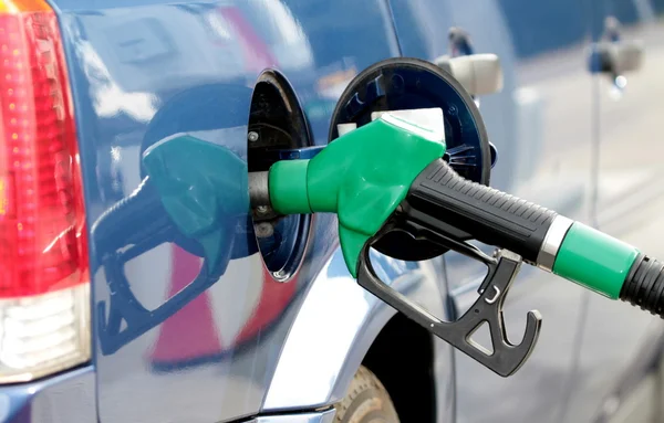 Pompen brandstof in de tank — Stockfoto