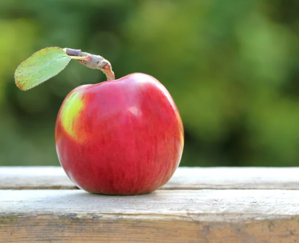 Manzana roja, fresca y orgánica sobre una mesa vieja —  Fotos de Stock