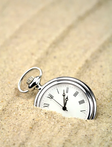 Zak horloge halve begraven in het zand — Stockfoto