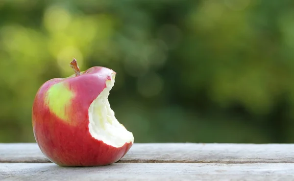 Укушенное яблоко — стоковое фото