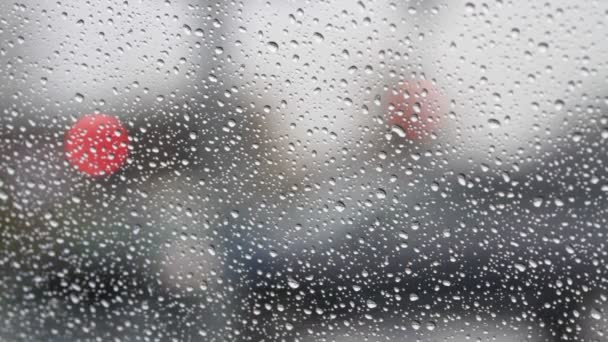 Окно автомобиля и капли дождя — стоковое видео