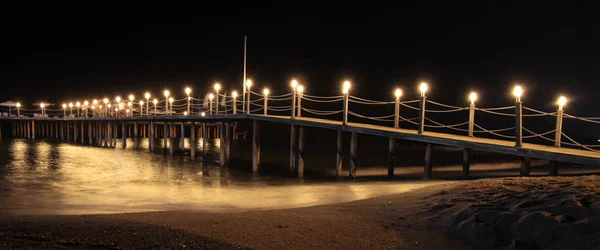 Romantische Sommernacht und beleuchtete Seebrücke — Stockfoto