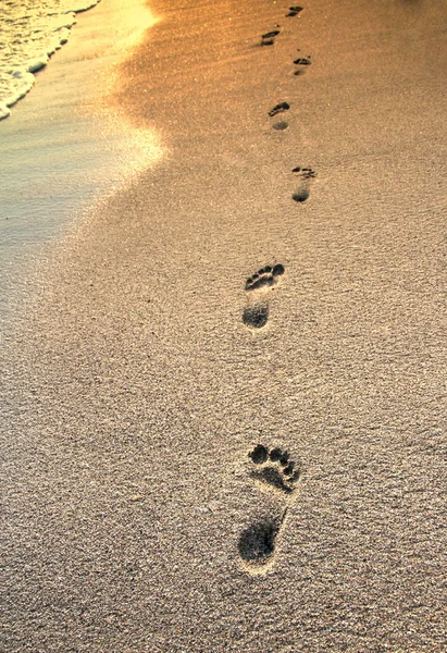 Voetafdrukken op het strand zand — Stockfoto